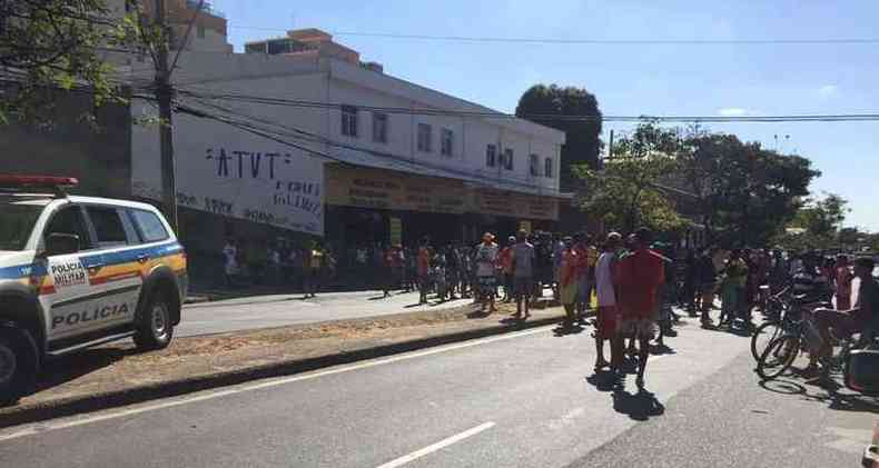 Polcia Militar/Divulgao (foto: Manifestantes bloqueiam os dois sentidos da Avenida Baro Homem de Melo)