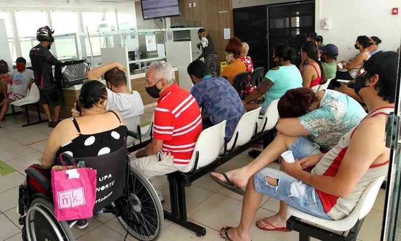 Pacientes aguardam em UPA de BH