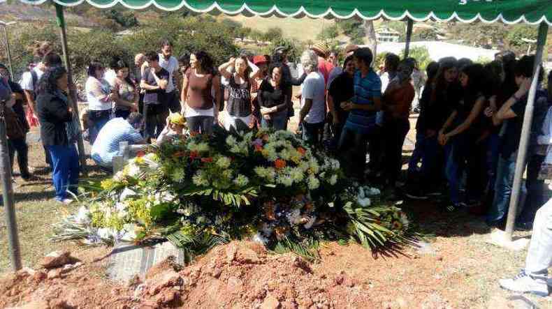 Parentes, amigos e fs prestaram as ltima homenagens para o cantor(foto: Marcia Maria Cruz/EM/D.A.Press)