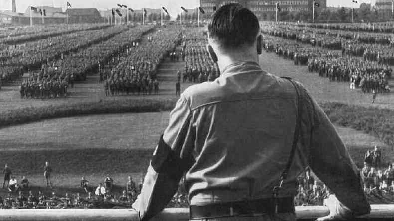 Hitler de costas