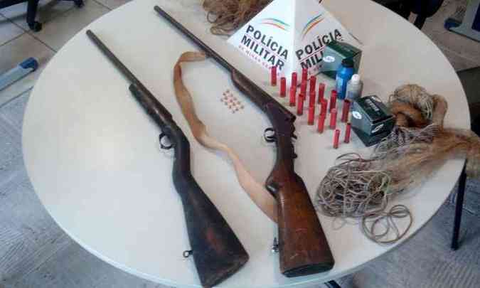 Armas de cano e cartuchos intactos foram apreendidos(foto: PMMG/Divulgao)