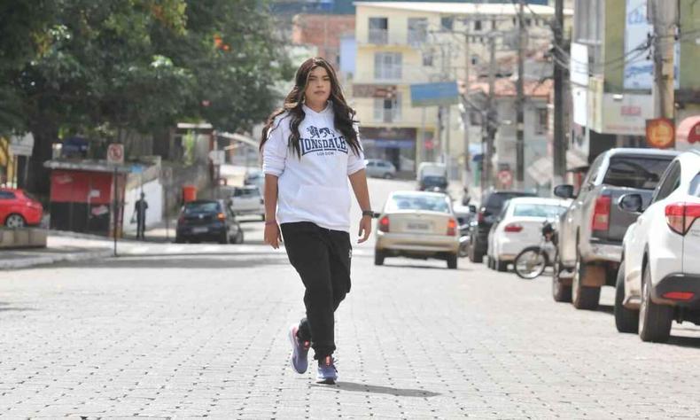 Spencer Jill caminhando na rua em Ouro Branco