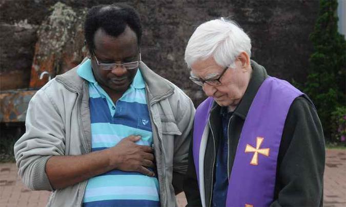 Religiosos se confessaram em duplas, como o padre Luiz e o Frei Basílio(foto: Beto Novaes/EM/DA Press) Religiosos se confessaram em duplas, como o padre Luiz e o Frei Basílio(foto: Beto Novaes/EM/DA Press)