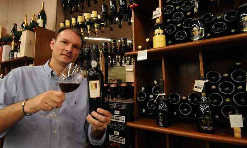 Scio-proprietrio da Casa do Vinho, Andr Martini quer aumentar a oferta dos produtos brasileiros na loja(foto: Jair Amaral/EM/D.A Press)