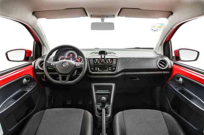O interior do subcompacto é prático, com muito plástico duro, mas com bom espaço para os ocupantes(foto: Volkswagen/Divulgação)