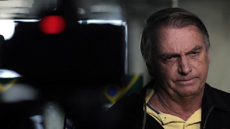 Bolsonaro em aeroporto, com olhar fechado