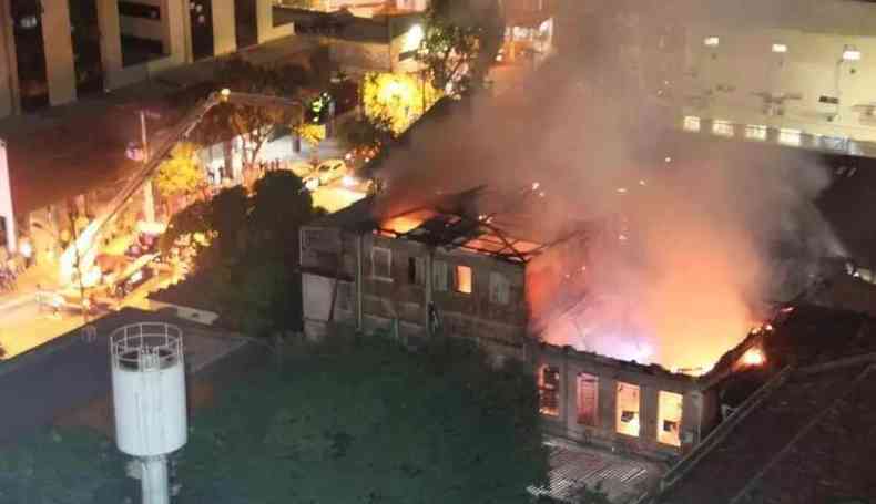 Foto mostra incndio que destruiu galpo anexo  Santa Casa, em 2016
