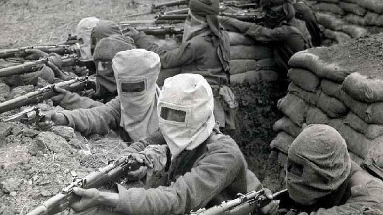 Ex�rcitos de todo o mundo, incluindo esses soldados de infantaria indianos, tiveram que realizar treinamento de ataque com g�s(foto: Getty Images)