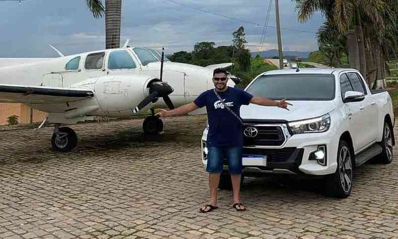 Arnon ao lado de carro de luxo e helicptero