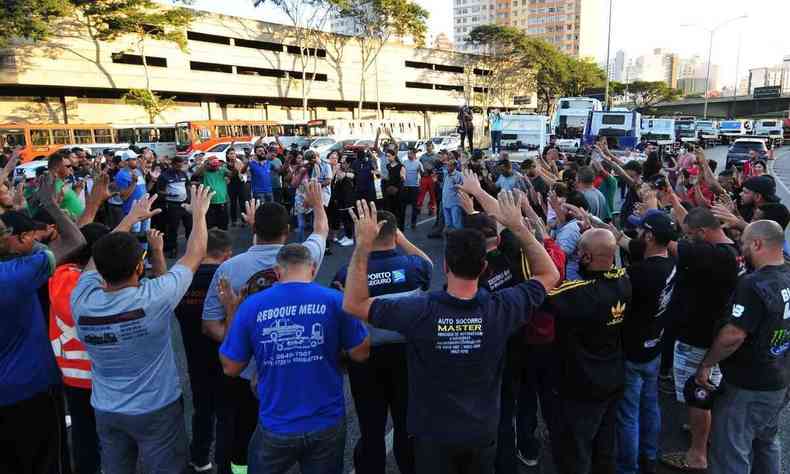 Motoristas de reboque e amigos protestaram na quinta-feira (27/7) contra a morte de condutor vtima de delegado