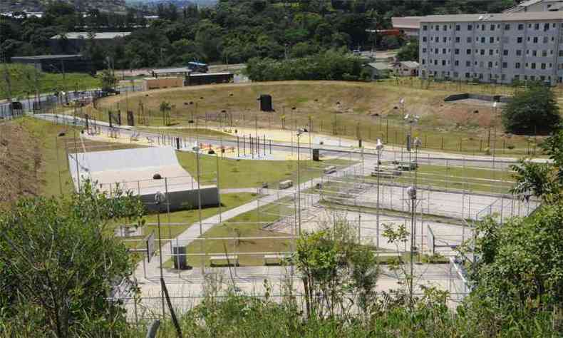 O novo parque, de 73 mil metros quadrados de rea, oferece um mirante que fica a aproximadamente 770 metros de altitude(foto: Paulo Filgueiras/EM/D.A Press)