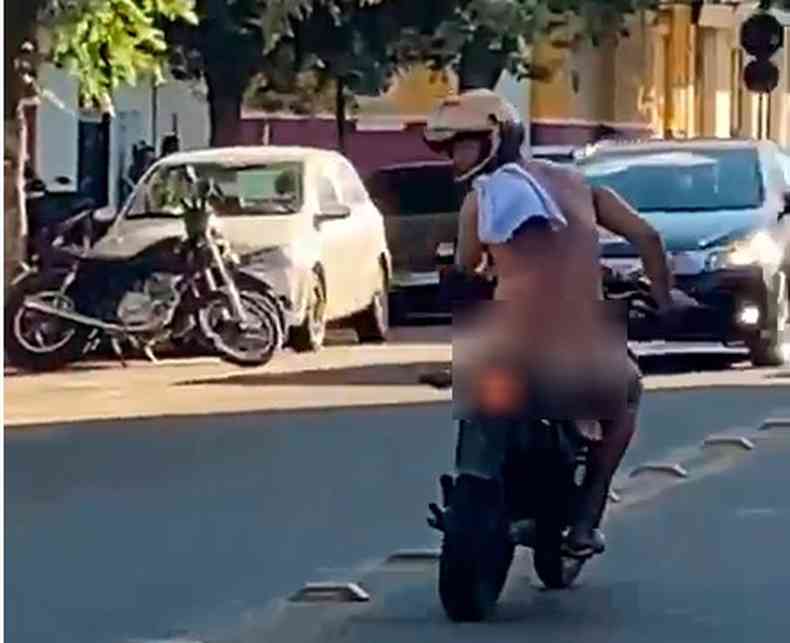 O motoqueiro pelado usou apenas capacete e chinelo em sua voltinha dominical pelas ruas de Baixo Guandu, ES. Foi preso a autuado por ato obsceno em local pblico(foto: Reproduo vdeo redes sociais)