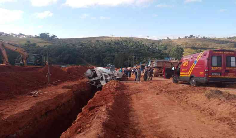 Caminho tombado em vala