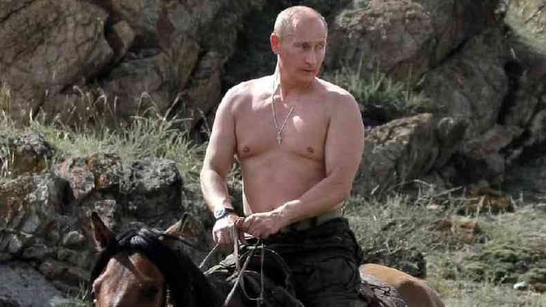 Vladimir Putin sem camisa, montado em um cavalo