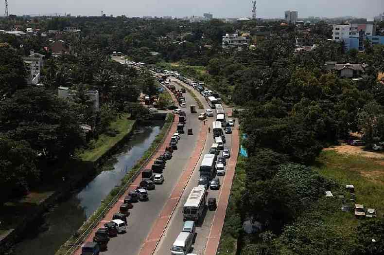 Filas para abastecimento de diesel em Colombo, capital do Sri Lanka, um dos locais afetados.