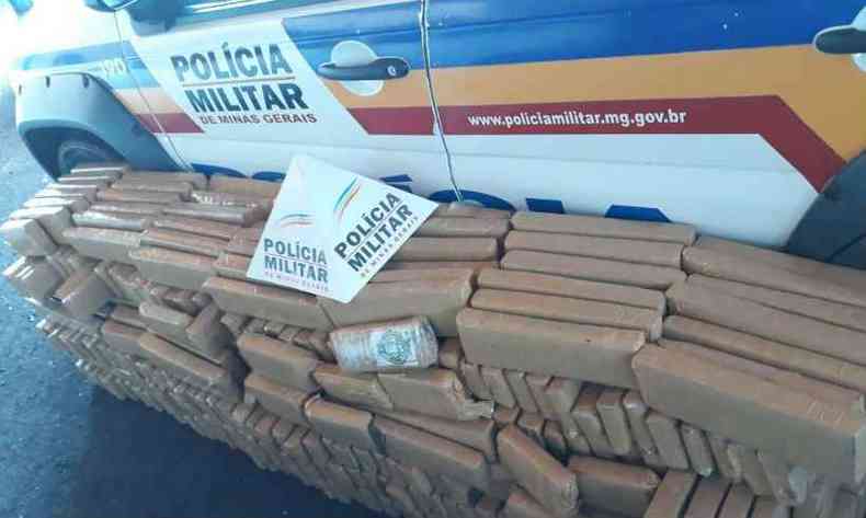 Mais de 300 tabletes de maconha foram encontrados no carro(foto: Polcia Militar (PM) / Divulgao)