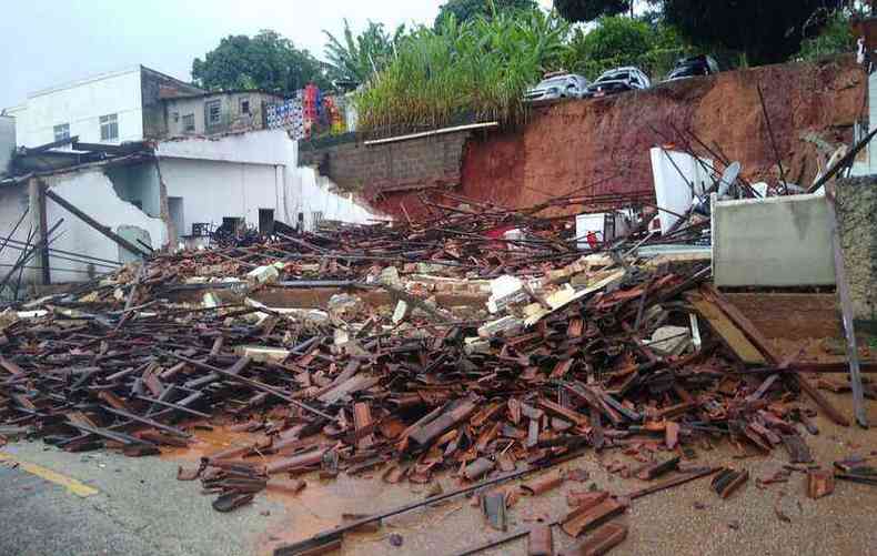 Restaurante ficou completamente destrudo aps ser atingido por queda de muro(foto: Divulgao/Polcia Militar)