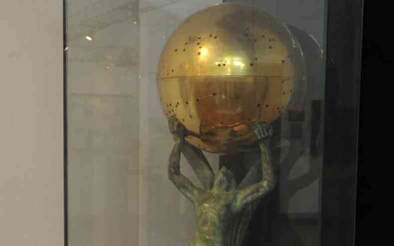 Corao de Santos Dumont guardado num cofre de ouro no acervo do Museu Aeroespacial