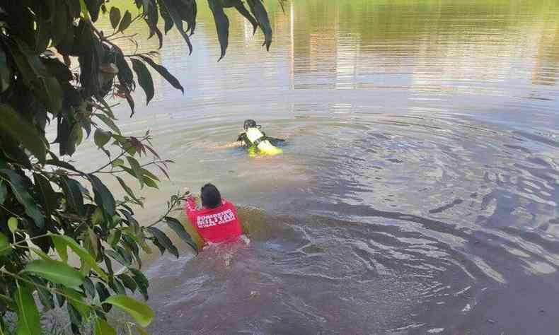 militares buscando por homem que desapareceu em lagoa
