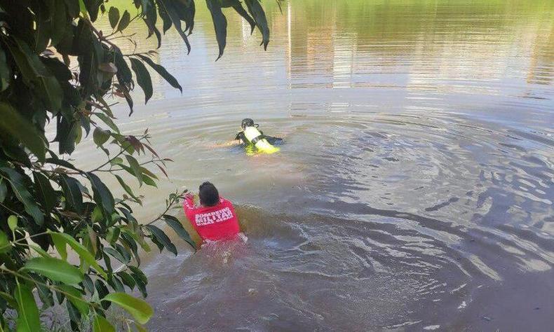 militares buscando por homem que desapareceu em lagoa