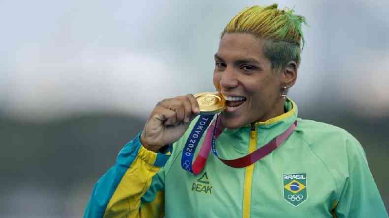 Morder medalhas  uma algo comum nos Jogos, mas geralmente  reservado aos vencedores - como a brasileira Ana Marcela Cunha, que levou ouro na maratona aqutica(foto: EPA)