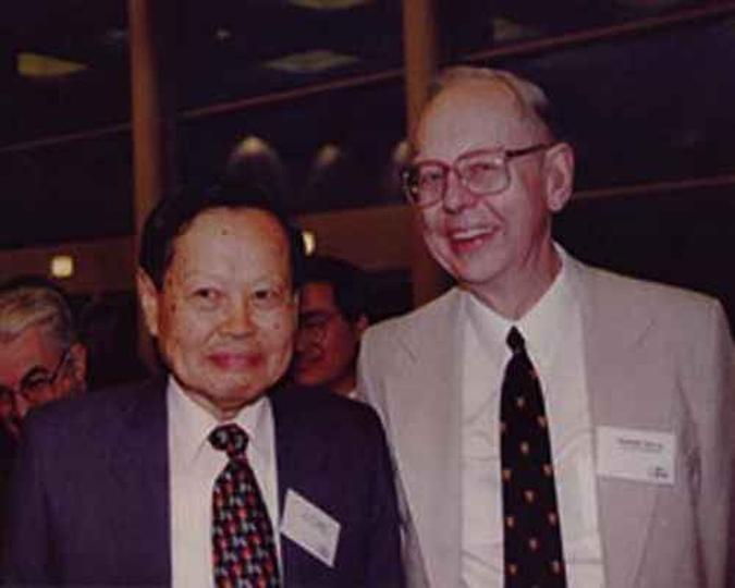 Chen-Ning Yang e Robert Mills: quem solucionar sua equação irá ganhar 1 milhão de dólares.(foto: A.C.T. Wu (Univ. of Michigan) ) Chen-Ning Yang e Robert Mills: quem solucionar sua equação irá ganhar 1 milhão de dólares.(foto: A.C.T. Wu (Univ. of Michigan) )