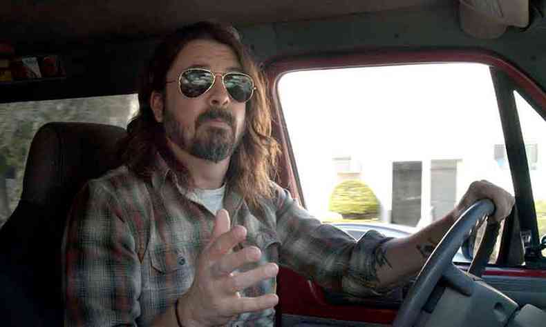 Dave Grohl dirige antiga van do Foo Fighters durante o filme 