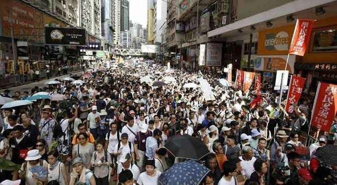 Dezenas de milhares tomam as ruas de Hong Kong em marcha pac�fica por democracia(foto: REUTERS/Tyrone Siu)