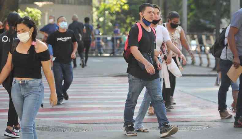 Pessoas caminhando na Praça Sete, no Centro de Belo Horizonte