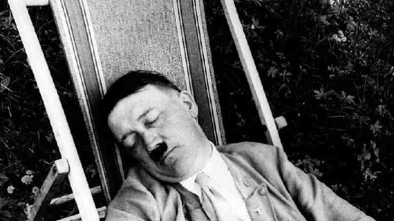 Adolf Hitler descansa em cadeira