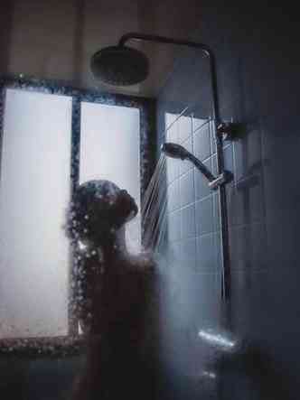mulher no banho