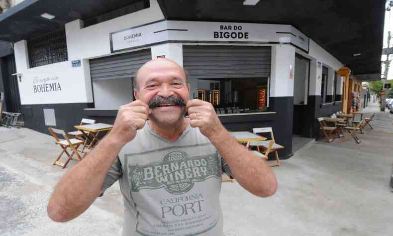 Omar Ferreira, proprietrio do Bar do Bigode, em frente ao estabelecimento