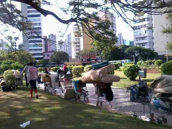 Ao da PBH recolhe objetos de moradores de rua na Praa Raul Soares. Belo-horizontina que passou pelo local registrou imagens que circulam pelas redes sociais e afirma ter presenciado a apreenso de colches e cobertoresReproduo/Facebook