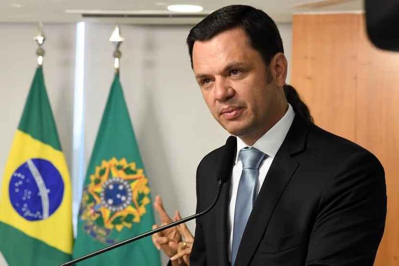 Ministro Anderson Torres ao microfone com bandeiras do Brasil ao lado