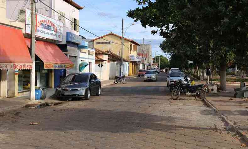 Centro comercial de Mirabela: povoado fundado a partir da doação de terras para São Sebastião virou distrito e depois município, em 1963(foto: Luiz Ribeiro/EM/D.A Press)