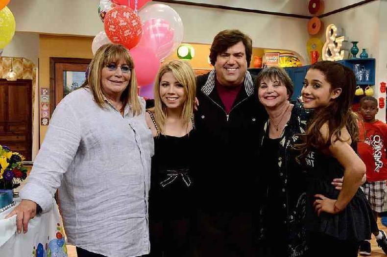 Em suas memórias, Jennette McCurdy fala sobre seu relacionamento tenso com Ariana Grande (dir.)(foto: Getty Images) Da esquerda para a direita, Penny Marshall, Jennette McCurdy, criadora e produtora executiva de 'Sam & Cat', Dan Schneider, Cindy Williams e Ariana Grande em 23 de junho de 2006