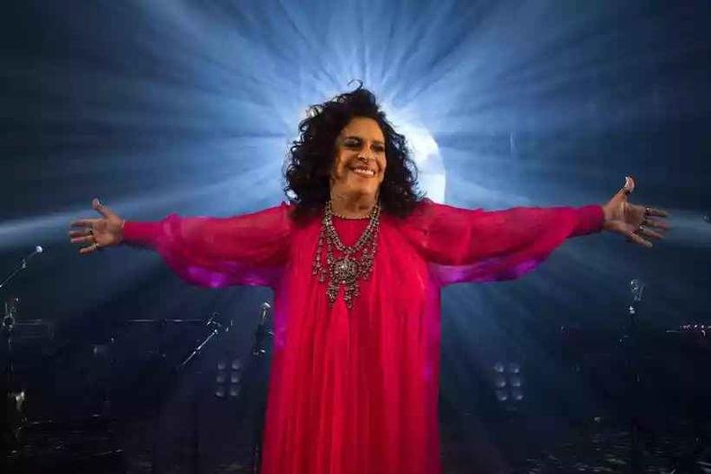O enterro será fechado para amigos e familiares(foto: Marcos Hermes/Divulgação) gal costa de braços abertos ao foco da luz