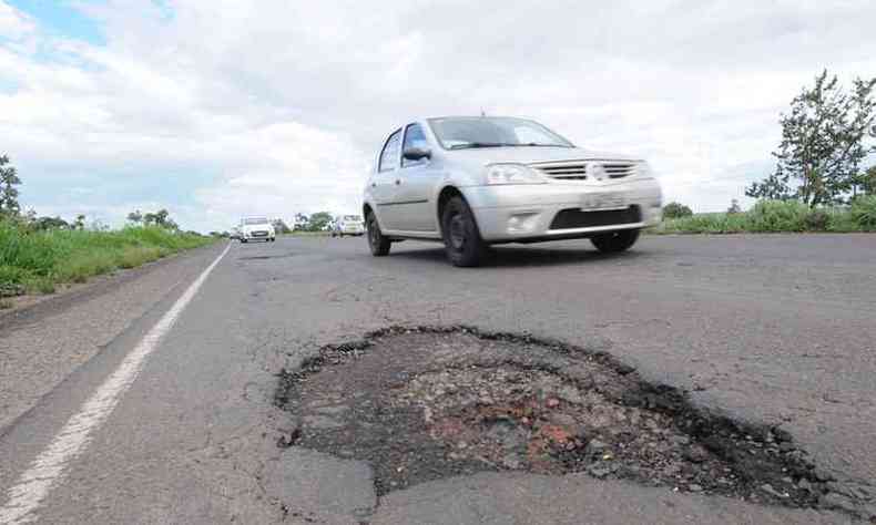 Trecho com buracos na MG-452, entre Arax e Uberlndia, depois que a BR-262 volta a ser de pista simples(foto: Beto Novaes/EM/D.A Press. Brasil)