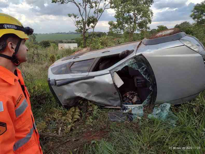 Fiat Palio Adventure tombado observado por bombeiro acidente capotou carro e teve quatro feridos em Arax