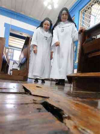 A abadessa Maria Imaculada e a irm Maria de So Miguel mostram buraco no piso do convento(foto: Beto Novaes/EM/DA Press)