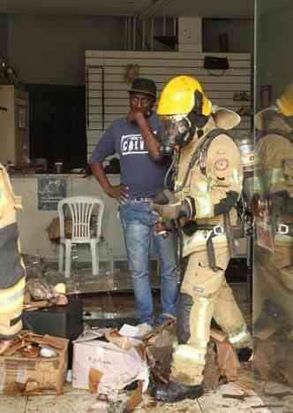 O comerciante Geraldo Luiz Martins e bombeiro que foi averiguar vazamento de gs