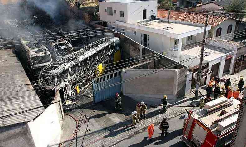 Cinco viaturas do Corpo de Bombeiros atuaram no combate ao fogo na garagem do Bairro Aparecida (foto: Jair Amaral/EM/D.A Press)