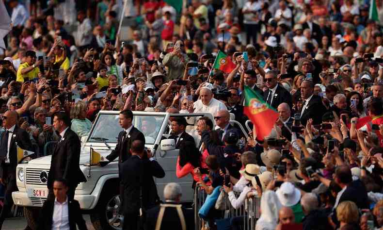 O papa fez ontem rpida visita ao santurio de Ftima, onde foi recebido por quase 200 mil fiis