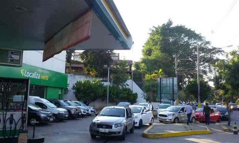 Na tarde dessa quinta-feira, carros formaram uma fila de 1,5 km para abastecer em posto na Avenida Tereza Cristina (foto: Jair Amaral/EM/ D.A Press)
