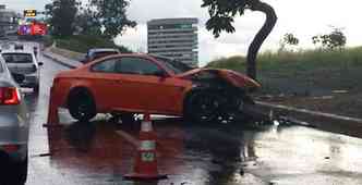 Com apenas 250 unidades rodando em todo o mundo, um veculo BMW modelo M3 Fire Orange, ficou parcialmente destrudo(foto: Divulgao/Internet)