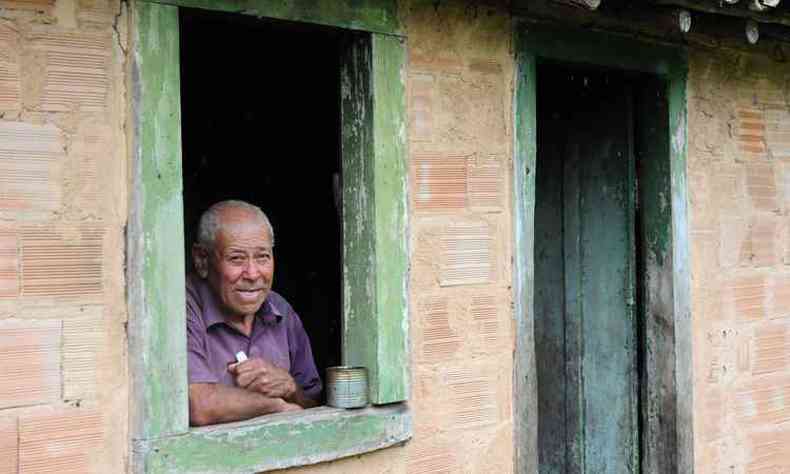 Elias de Matos, de 75 anos,  um dos ltimos habitantes da Serra de Ouro Preto e vive sem gua encanada e luz eltrica(foto: Gladyston Rodrigues/EM/DA Press)