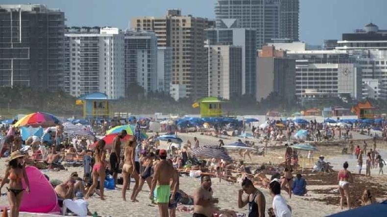 As praias da Flórida têm ficado lotadas mesmo diante da grave situação enfrentada peloa EUA, que tem o maior número de mortes por covid-19 do mundo(foto: EPA) As praias da Flórida têm ficado lotadas mesmo diante da grave situação enfrentada peloa EUA, que tem o maior número de mortes por covid-19 do mundo(foto: EPA)