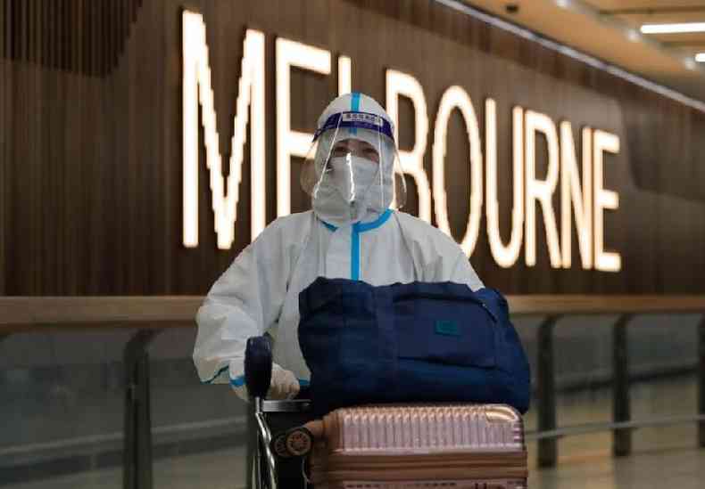 Uma passageira chega ao Aeroporto Internacional de Melbourne em Melbourne, Austrlia, 15 de dezembro de 2021