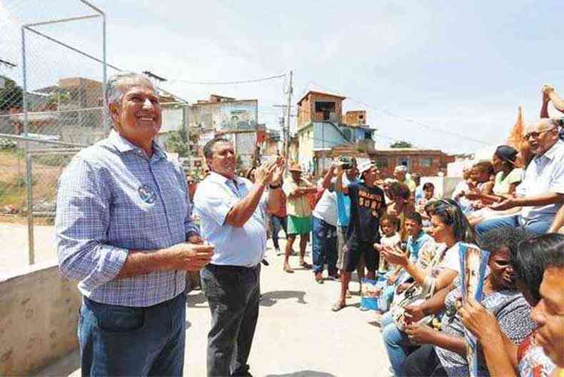 Joo Leite pediu votos no Morro das Pedras, onde prometeu iniciar seu programa Vila Olmpica na Vila(foto: Gustavo Baxter/Nitro/Divulgao)