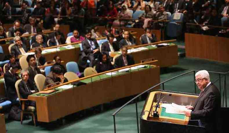 Mahmoud Abbas fala diante da Assemblia Geral da ONU antes da votao sobre o status de observador, nesta quinta feira, em Nova York. Houve 138 votos a favor, 9 contra (incluindo EUA, Israel e Canad) e 41 abstenes(foto: John Moore/Getty Images/AFP)